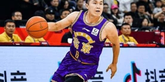 自作孽！将球队三分王打入“冷宫”，重用亲信，把强队带成了鱼腩