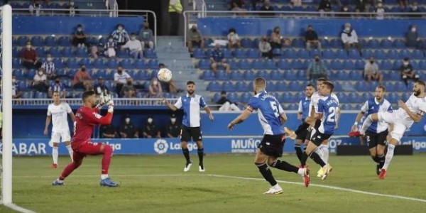 西甲开放40%上座，抗疫措施全违法，那就求上帝保佑