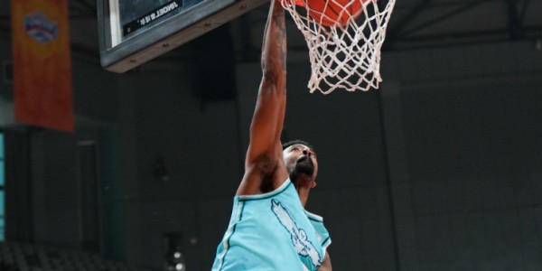 fb体育-姜伟泽赛季首次0分！吉林遭青岛双杀吞3连败 米奇22+15