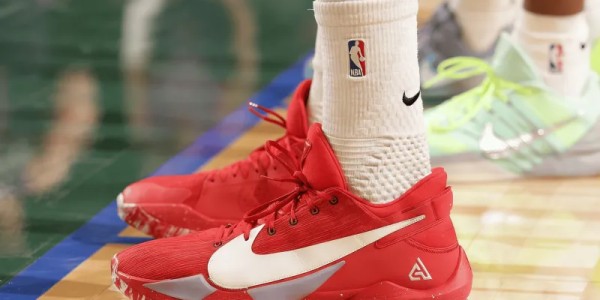 阿德托昆博穿着红色Freak2，得到25分8篮板5助攻1抢断