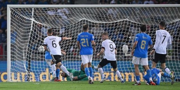 拜仁帮低迷，两闸反复试错，弗利克的德国队开倒车